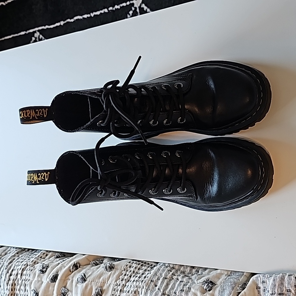 Dr. Martens Airwave Luana Black Boots SZ 5